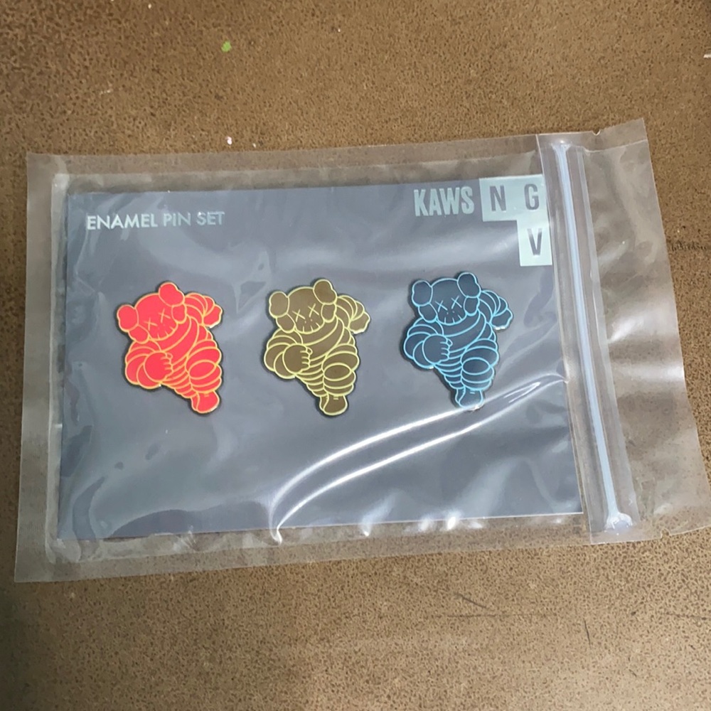 Kaws chum pin set